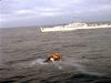Marins de L'ETOURDI se ditigeant vers L'OPINIATRE.